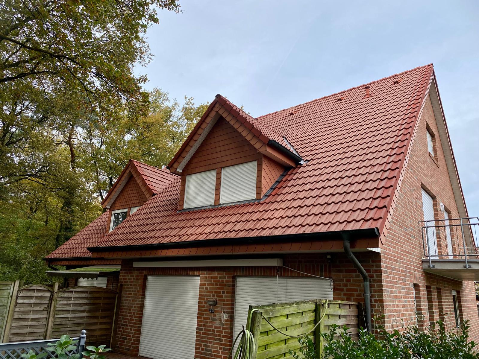 Dachreinigung Wippingen Nachher: Das gereinigte Dach sieht wieder aus wie neu verlegt.