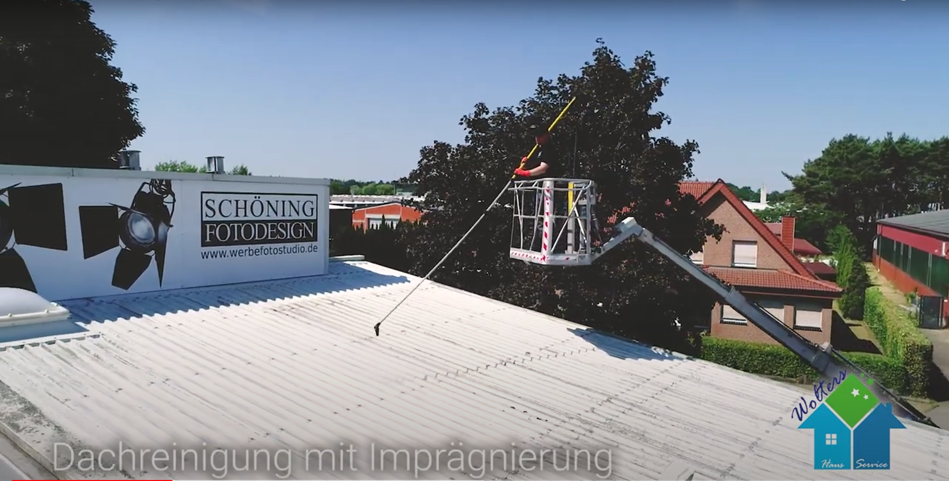 Dach-Komplettreinigung in Wippingen: Tiefenwirksame Sauberkeit f&uuml;r alle Dacharten.